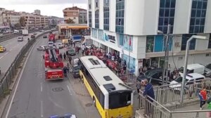 cekmekoydeki otobusun kaza ani saniye saniye kamerada FNgSlH1z.jpg