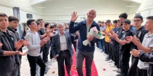 ogrencileri emekli olan ogretmenlerini kirmizi haliyla ugurladi aIE4yaRL.jpg