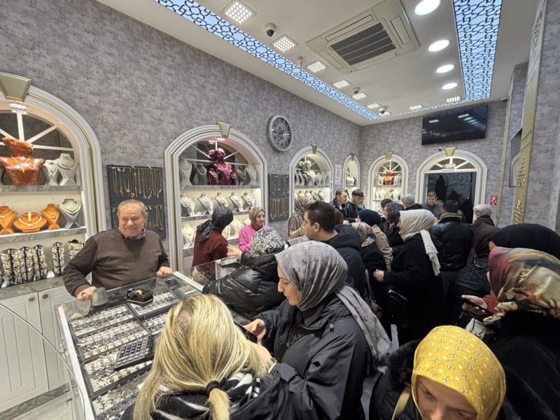 Altın Fiyatlarında Düşüş, Kocaeli’de Kuyumcu Önlerinde Uzun Kuyruklar Oluşturdu