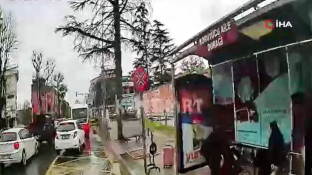 halk-otobusu-soforu-guzergah-degistirip-hayat-kurtardi-Cx2MaOez