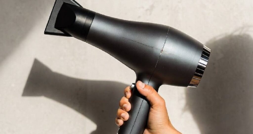 sac-kurutma-makinesi-sayesinde-34-bin-dolar-kazandi-YwvAUTgY