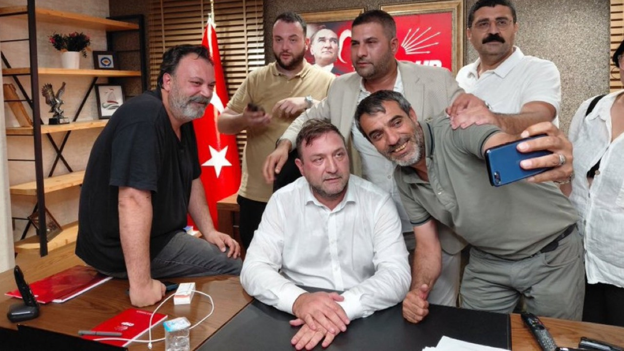 Butlan heyeti dördüncü binaya da kapı kırarak girip bu pozu verdi